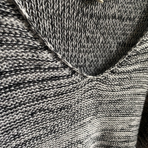 Francesca’s striped Gray V-Neck Sweater with Chunky Knit size medium NWOT - Picture 12 of 13